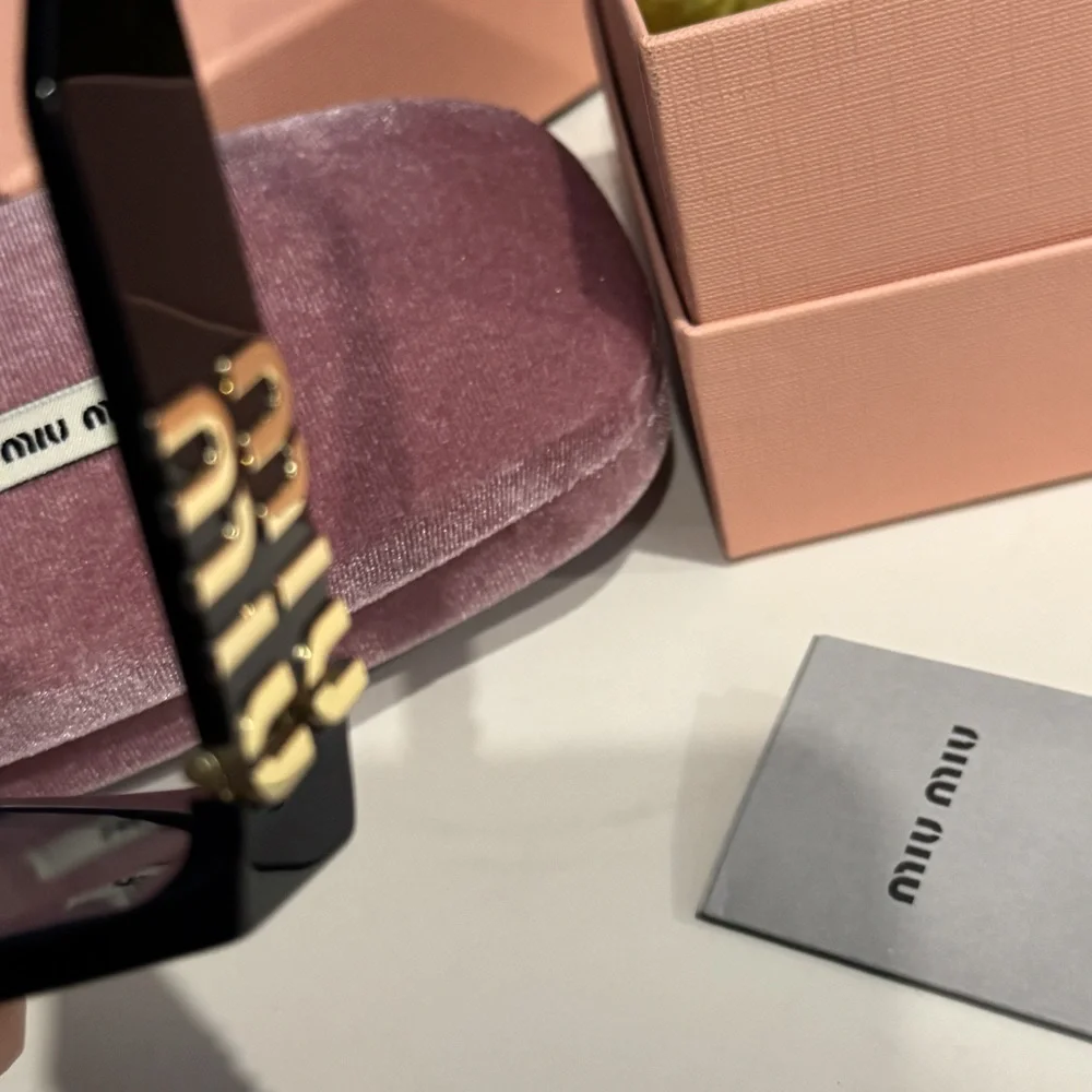 MIUMIU. miu glossy